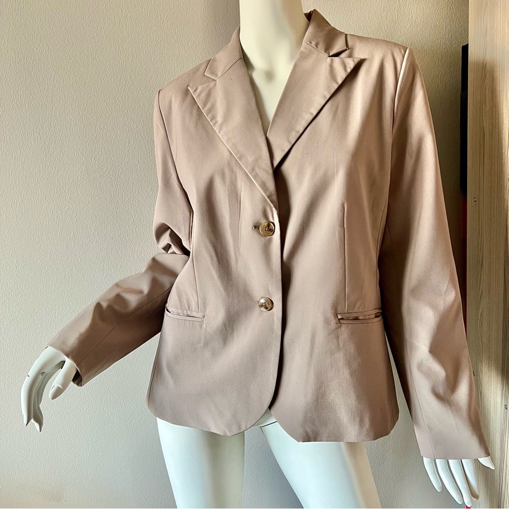 Mary McFadden Collection Sophisticated beige blazer with a classic design